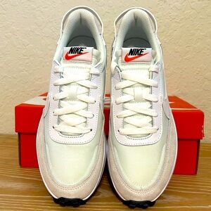 Women’s Nike waffle debut, size 8 tennis shoe